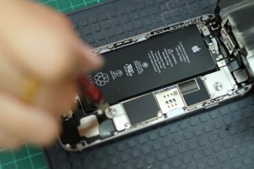 New EU law could simplify iPhone battery replacement 15