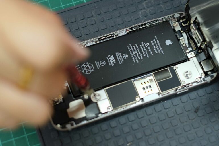 New EU law could simplify iPhone battery replacement 30