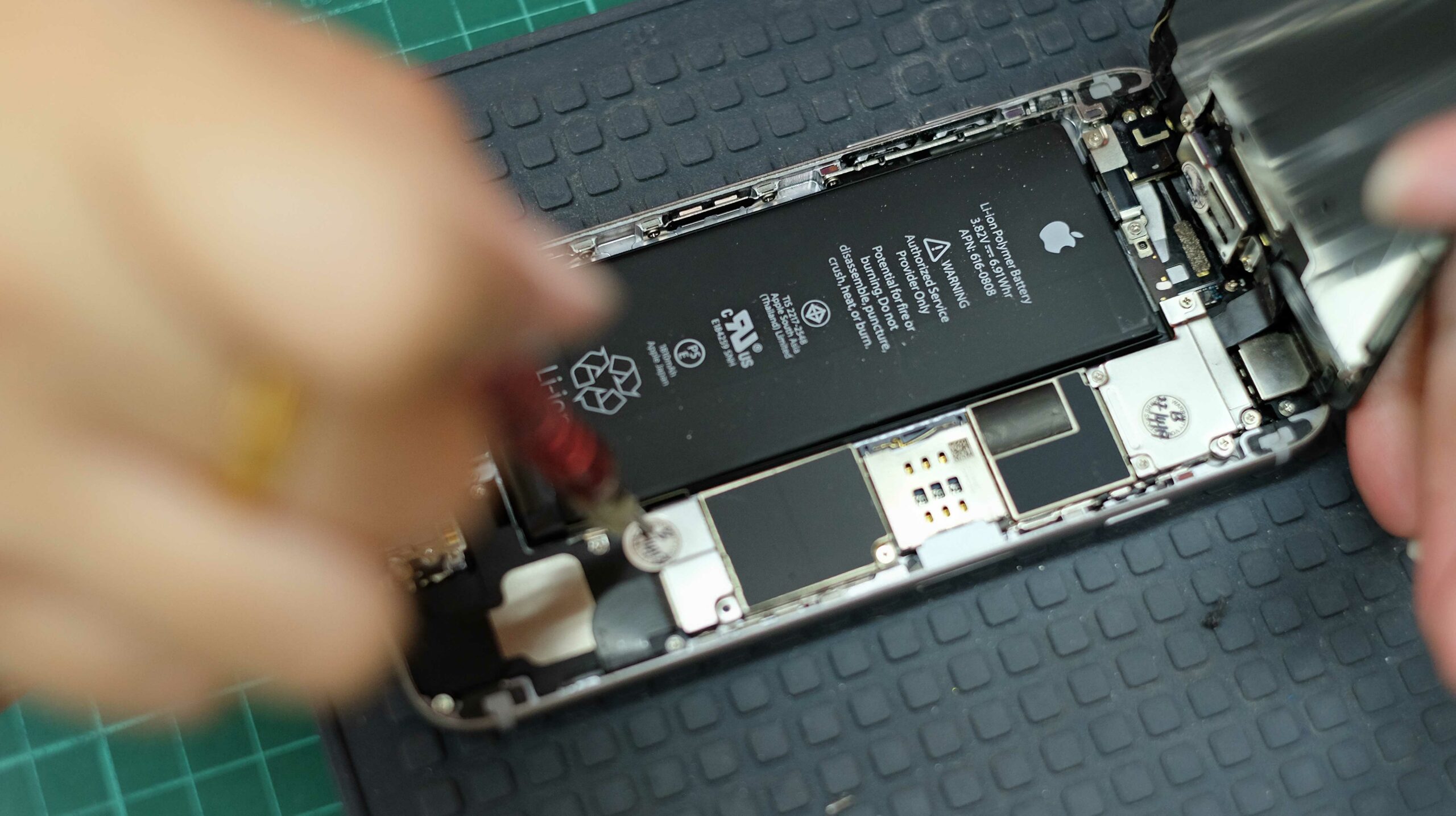 New EU law could simplify iPhone battery replacement 26